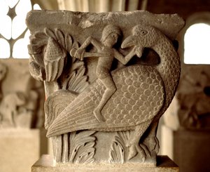Darstellung eines Kampfes zwischen einem Mann und einem Vogel (Kapitell des Kapitelsaals) von Romanesque