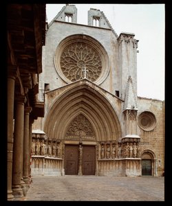 Romanische und gotische Kunst: Fassade der Kathedrale Sainte Thecle (Sainte-Thecle) in Tarragona von Romanesque