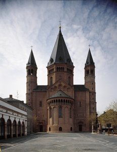 Romanische Kunst: Blick auf die Kathedrale von Saint Martin, erbaut zwischen dem 10. und 12. Jahrhundert. Mainz, Deutschland