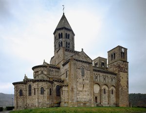 Romanische Kunst: Ansicht der Kirche von Saint-Nectaire (12. Jahrhundert) von Romanesque