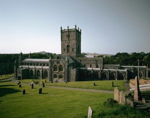 Romanische Kunst: Ansicht der Kirche von St. David, erbaut zwischen dem 6. und 12. Jahrhundert. Saint David