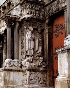 St. Johannes und St. Petrus, zentrales Portal der Westfassade von Romanesque