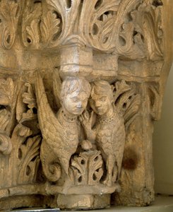 Dekor mit Sirenen und Vögeln nach dem Modell der Kirche Saint Loup de Naud von Romanesque