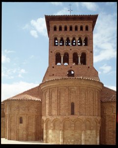 Ansicht der Kirche mit Glockenturm von Romanesque