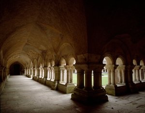 Ansicht des Kreuzgangs der im 12. Jahrhundert gegründeten Zisterzienserabtei von Romanesque