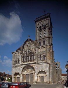 Ansicht der Fassade. Basilika Sainte-Marie-Madeleine (1096-1106), Vézelay, Yonne von Romanesque