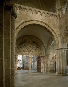 Ansicht des Narthex und des zentralen Tympanons, das die Mission der Apostel darstellt. Basilika Sainte-Marie-Madeleine (1096-1106), Vézelay, Yonne von Romanesque