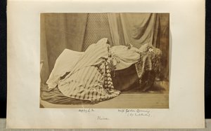 [Lady Middleton als "Elaine" und Sophy L.M. in Tableau Vivant aus "Idylls of the King"]