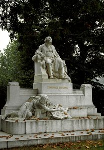 Denkmal zu Ehren des deutschen Komponisten Johannes Brahms (1833-1897) von Rudolf von Weyr (1847-1914). Resselpark, Wien, Österreich von Rudolf von Weyr