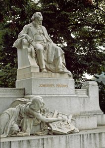 Denkmal zu Ehren des deutschen Komponisten Johannes Brahms (1833-1897) von Rudolf von Weyr
