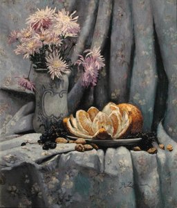Chrysanthemen und eine offene Orange