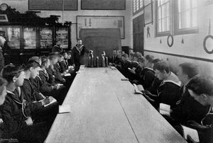 Eine Klasse von Seeleuten bei der Munitionsausbildung, Whale Island, Portsmouth, Hampshire, 1896 von Russell and Sons