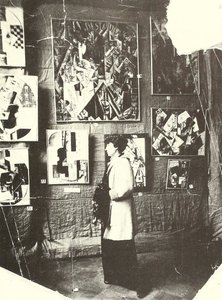 Alexandra Ekster vor Udaltsovas Gemälden auf der Ausstellung Der Laden, Moskau von Russian Photographer