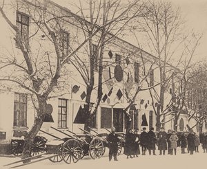 Malevich und Schüler der Kunstschule dekorieren die Weißen Kasernen in Witebsk, Dezember 1919