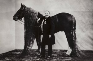 Russischer Zirkusartist Akim Nikitin mit einem Pferd von Russian Photographer