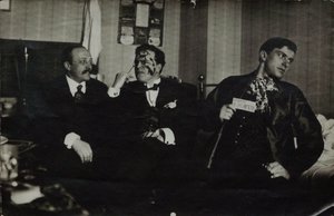 Wladimir Majakowski (rechts) mit David Burlyuk (Mitte) und Andrei Shemshurin, 1914, Moskau
