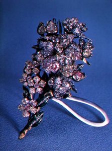 Brosche in Form eines Blumenstraußes mit Brillantschliff-Diamanten und Emaille-Dekoration, ca. 1750