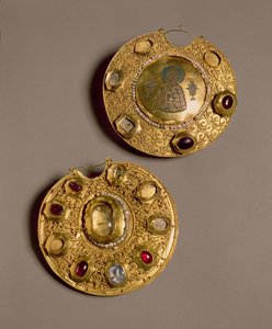 Kolt-Medaillon, Rjasan (Gold mit Perlen, Emaille und Edelsteinen) von Russian School