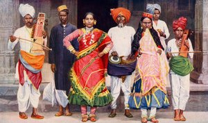 Nautch-Tänzerinnen mit begleitenden Musikern, Indien, 1922 von SR Norton