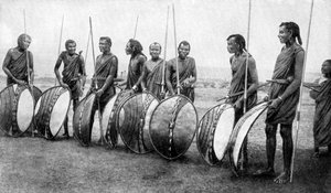 Eine Gruppe von Masai-Kriegern in voller Schlachtaufstellung, 1922