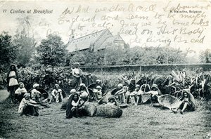 Kulis beim Frühstück, um 1908 (s/w Foto) von S. Mahadeo