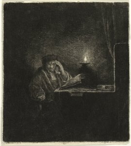 Student an einem Tisch bei Kerzenlicht