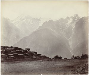 Blick auf Chini mit dem Himalaya im Hintergrund