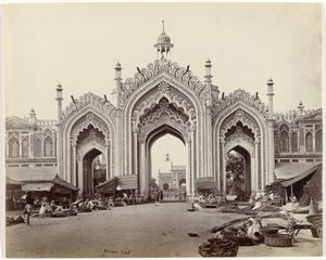 Tor zur Basar von Hoesseinabad, Lucknow von Samuel Bourne (signed by artist)