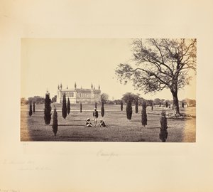 Cawnpore; Der Gedenkbrunnen, mit der Cawnpore-Kirche in der Ferne von Samuel Bourne