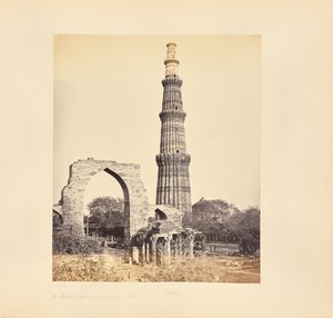 Delhi; Der Kutub Minar, mit dem großen Bogen, von Westen von Samuel Bourne