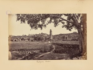 Futtypore Sikri; Gesamtansicht der Ruinen (Westseite), vom Fuß des Hügels von Samuel Bourne