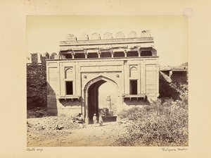 Futtypore Sikri; Der Elefantenturm, gesehen durch das Elefantentor von Samuel Bourne