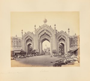 Lucknow; Das Tor des Hooseinabad-Basars von Samuel Bourne