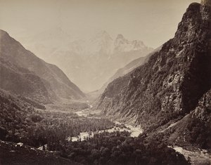 Die oberen Himalayas. Blick auf das Tal von Fallaldasa mit den Srikanta-Gipfeln in der Ferne von Samuel Bourne