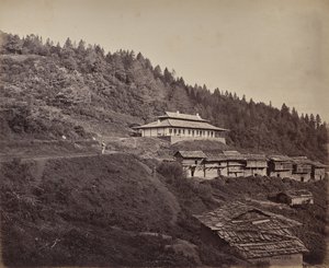Die oberen Himalayas. Dorf Harkundu mit Reisenden Bungalow im Rast-Haus von Samuel Bourne