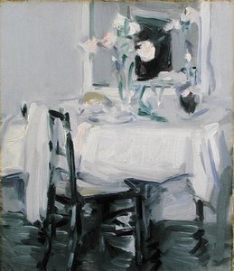 Ein Interieur mit Rosen in einer Vase auf einem Tisch