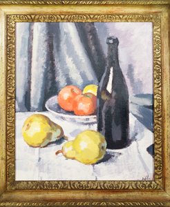 Äpfel, Birnen und eine schwarze Flasche auf einem drapierten Tisch, ca. 1928