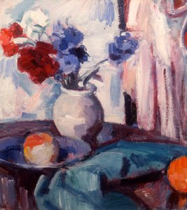 Gemischte Nelken und Kornblumen in einer Töpfervase