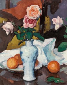 Rosen in einer Vase mit Orangen und einem weißen Tischtuch von Samuel John Peploe