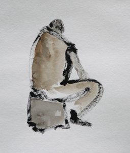 Nachdenkliche sitzende Figur