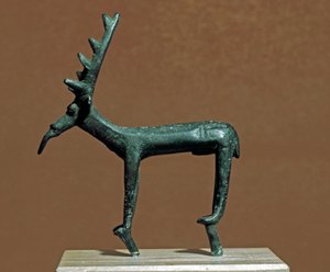 Nuragische Kultur (Nuraghi) Sardinien: Bronzestatuette eines Iglesias-Hirsches. 8.-7. Jahrhundert v. Chr. Cagliari, Museo Nazionale Archeologico, Sardinien, Italien von Sardinia Nuragic Civilization