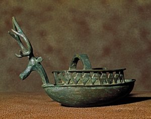 Nuragische Kultur (Nuraghen) Sardinien: Skulptur in Form eines Bootes mit Figuren eines Hirschkopfes in Bronze. 8.-7. Jahrhundert v. Chr. von Sardinia Nuragic Civilization