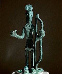 Nuragische Kultur (Nuraghen) Sardinien: Statuette eines Kriegers, der einen Bogen spannt (Speer fehlt) in Bronze. 8.-7. Jahrhundert v. Chr. von Sardinia Nuragic Civilization