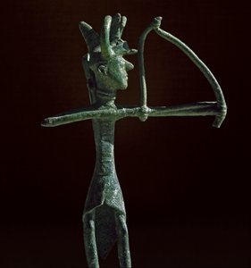 Nuragische Kultur (Nuraghi) Sardinien: Statuette eines Kriegers, der einen Bronzenbogen zieht. 8.-7. Jahrhundert v. Chr. Cagliari, Museo Nazionale Archeologico, Sardinien, Italien von Sardinia Nuragic Civilization