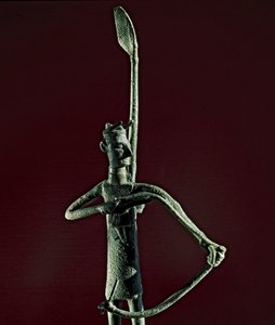 Nuragische Kultur (Nuraghi) Sardinien: Statuette eines Kriegers, der einen bronzenen Bogen zieht. 8.-7. Jahrhundert v. Chr. Cagliari, Museo Nazionale Archeologico, Sardinien, Italien von Sardinia Nuragic Civilization