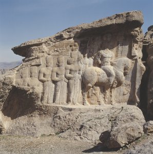 Felsrelief, das Shapur I (AD 241-72) und seine Familie zeigt, die heraldische Embleme auf ihren Hüten tragen, mit einer dreisprachigen Inschrift auf dem Pferd in Griechisch, Parthisch und Mittelpersisch