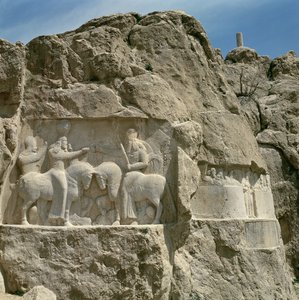 Zwei Basreliefs, links mit der Investitur von Bahram I und rechts Bahram II mit seiner Familie, zweite Hälfte des 3. Jahrhunderts von Sasanian