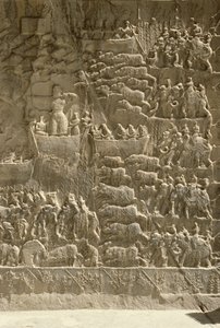 Eine königliche Wildschweinjagd, möglicherweise Khosrow II., der einen Pfeil von einem Boot aus schießt, Relief von der Seite der Aivans, ca. 620 von Sasanian School