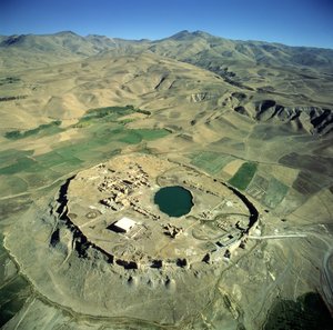 Luftaufnahme von Takht-e Solalman, oder Salomons Thron von Sasanian School