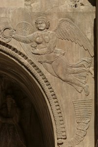 Genius, der eine Schale mit Früchten hält, symbolisiert Überfluss, von einem Zwickel eines Aivans, 590-628 von Sasanian School